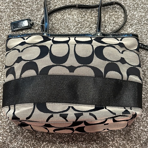 Coach signature jacquard logo stripe handbag purse. Black beige. Patent detail. - Picture 4 of 12